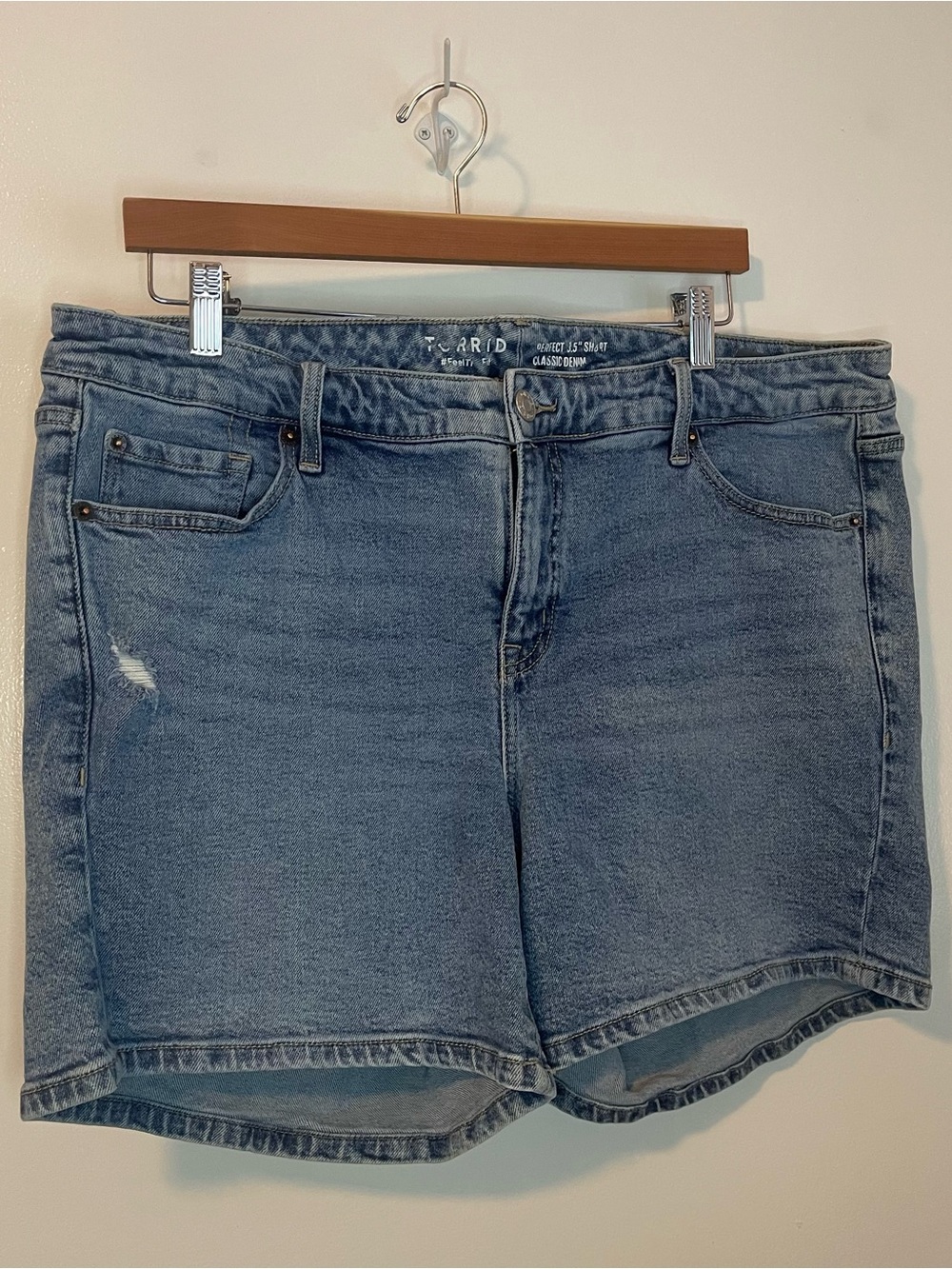 Torrid Light Wash Denim Women’s Shorts Size 16 #59